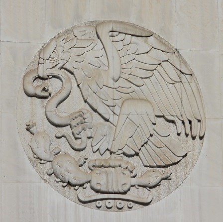 008 - Орел со змеей над входом в музей